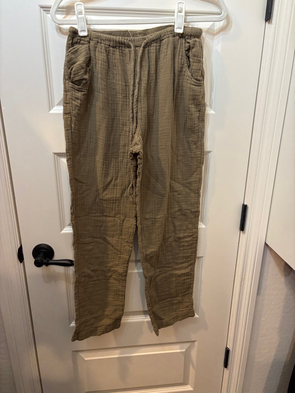 XiRENA Cropped Drawstring Pants in Olive